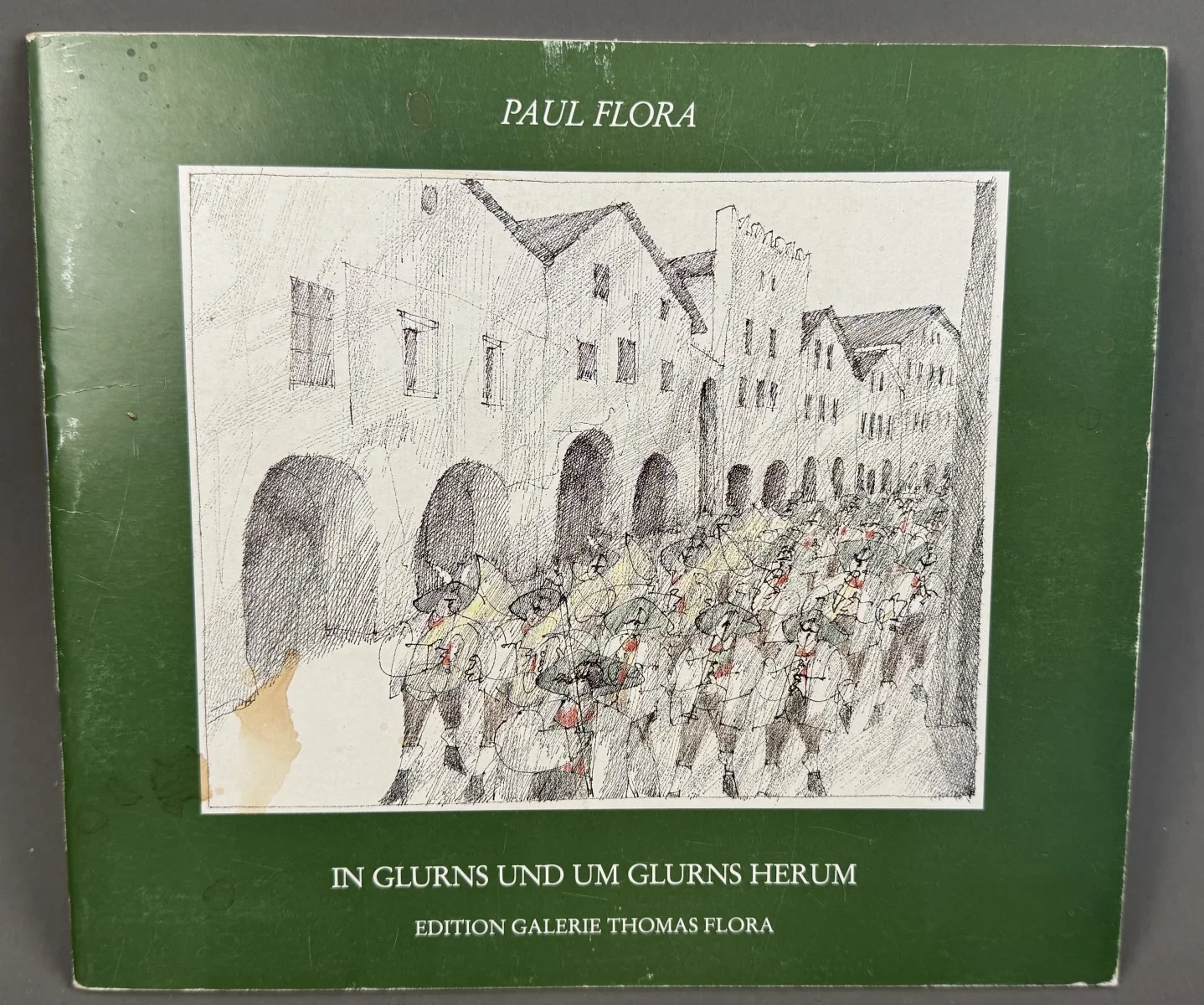 Paul Flora (Glurns 1922-2009 Innsbruck) In Glurns und um Glurns herum. Mit Original Zeichnung und Signatur, Innsbruck: Edition Galerie Thomas Flora, 1987. 28 n.p. Seiten mit Abbildungen. Broschur mit Klammerheftung. 210 x 239 mm. 158 g