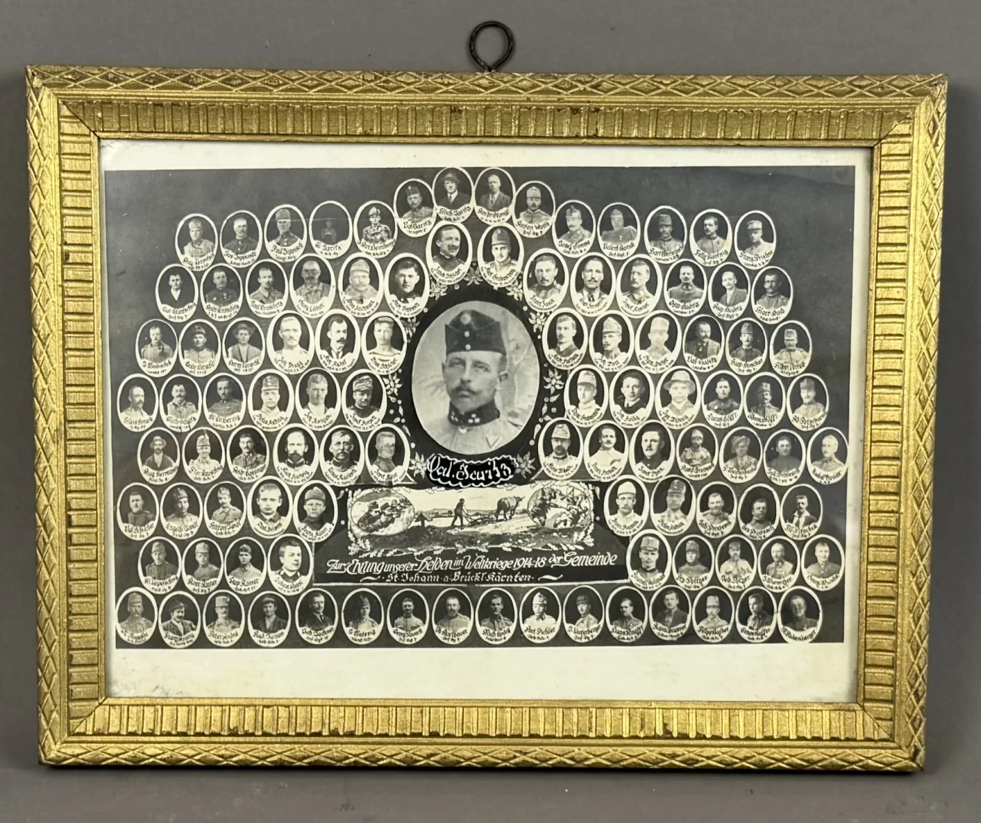 Historisches Gedenkbild zum Gedenken an gefallene Soldaten aus der Gemeinde St. Johann am Brückl während des Ersten Weltkriegs. verglast, gerahmt, Gesamtmaß: 32x25 cm