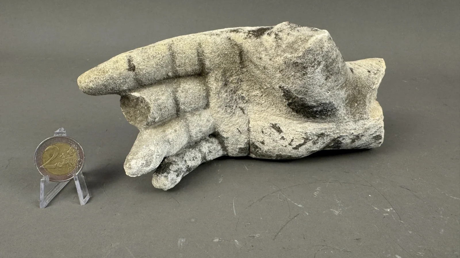 Skulpturfragment einer Hand aus Sandstein, dekoratives Objekt, ca. 18 Jht. L 20cm