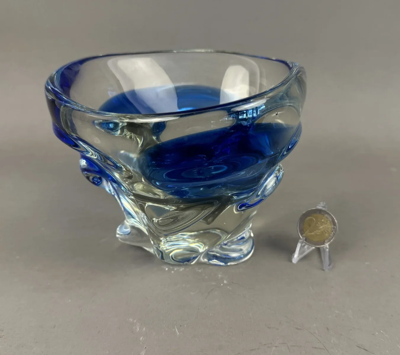 Große Vase aus blauem Kristall der 1950er Jahre in freier Form von Val Saint Lambert Dm. 16 cm H 13 cm