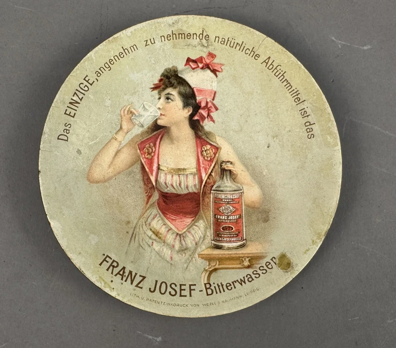 Werbeartikel für „Franz Josef-Bitterwasser“, ein natürliches Abführmittel aus der Ferenc-József-Quelle. Dm. 13,5 cm