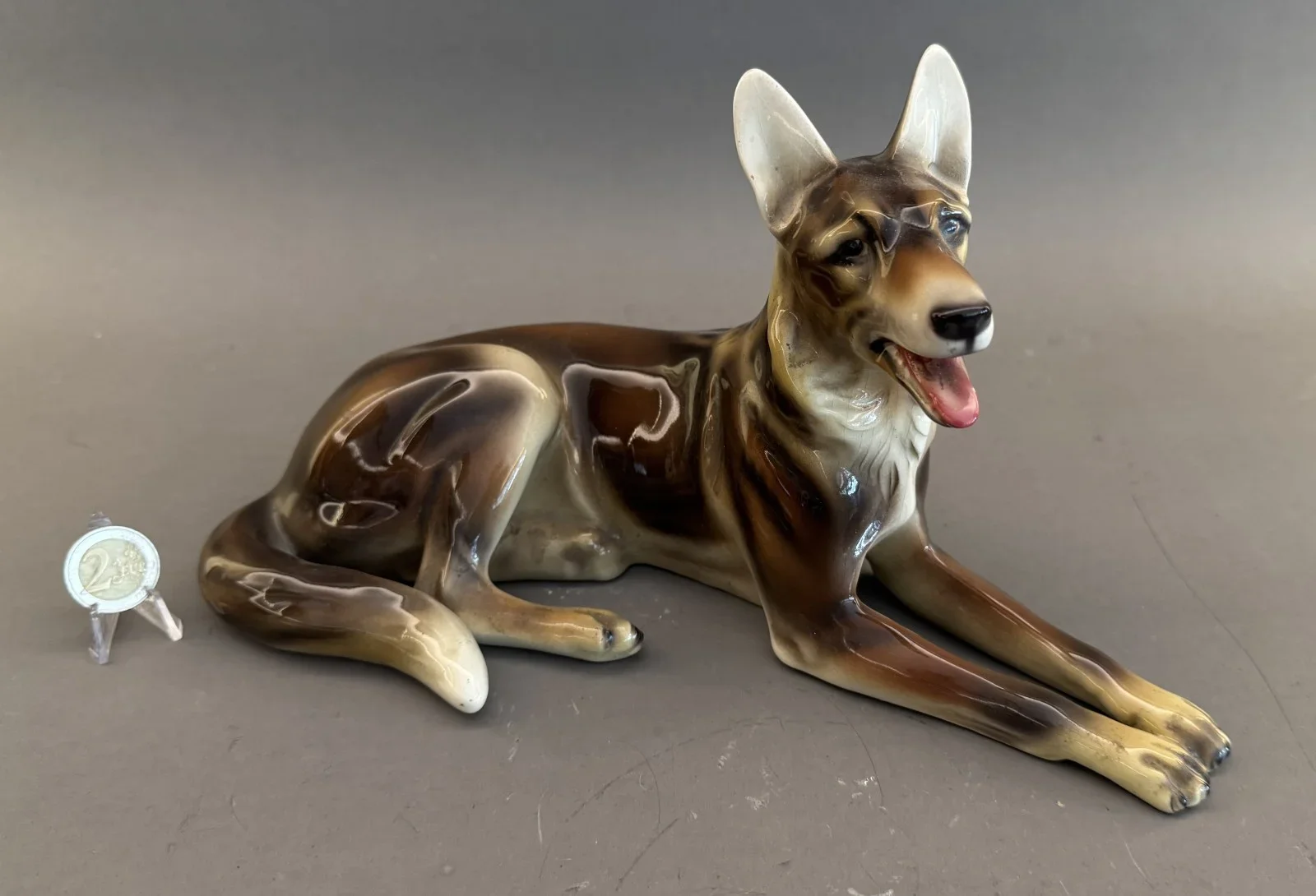 Keramikfigur, Deutscher Schäferhund, Wiener Werkstätte "Steffl Fayencen" farbig bemalt, glasiert, am Boden gemarkt, L 31cm, H 17 cm