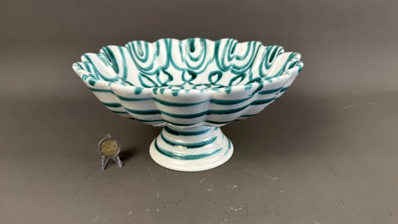 Gmundner Keramik Obstschale im traditionellen Design „Grüngeflammt“ am Boden gestempelt Dm. 27cm, H 13cm