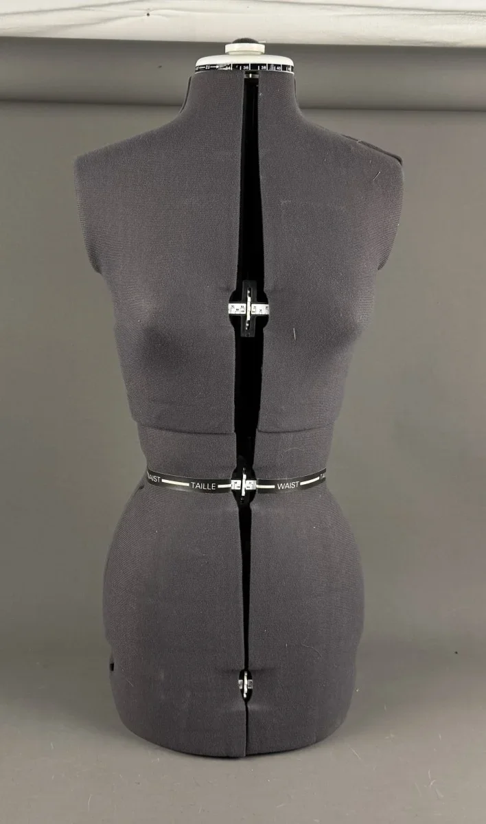 verstellbare Schneiderpuppe, Die Büste ist durch integrierte Einstellräder an Hals, Brust, Taille und Hüfte individuell anpassbar, mit Ständer