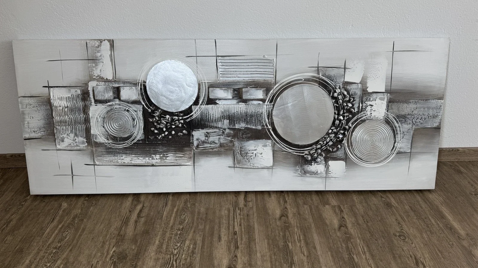 modernes  abstraktes Monee-Wandbild in Grau, Weiß und Silber,150x55 cm, besticht durch seine 3D-Elemente aus Metall
