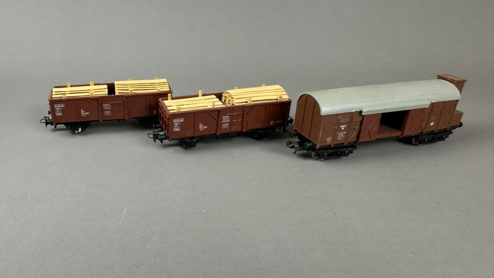 3 Stück Modelleisenbahnwagen. HO, siehe Bilder, um Besichtigung wird gebeten
