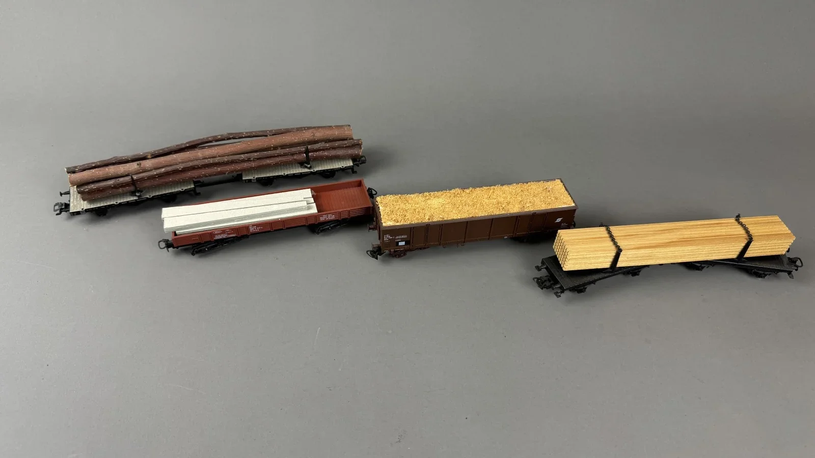 4 Stück Modelleisenbahnwagen. HO,  siehe Bilder, um Besichtigung wird gebeten
