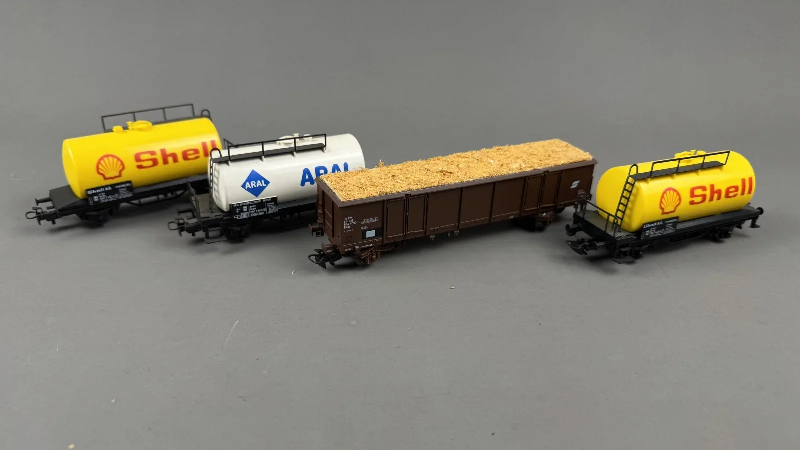 4 Stück Modelleisenbahnwagen. HO, siehe Bilder, um Besichtigung wird gebeten
