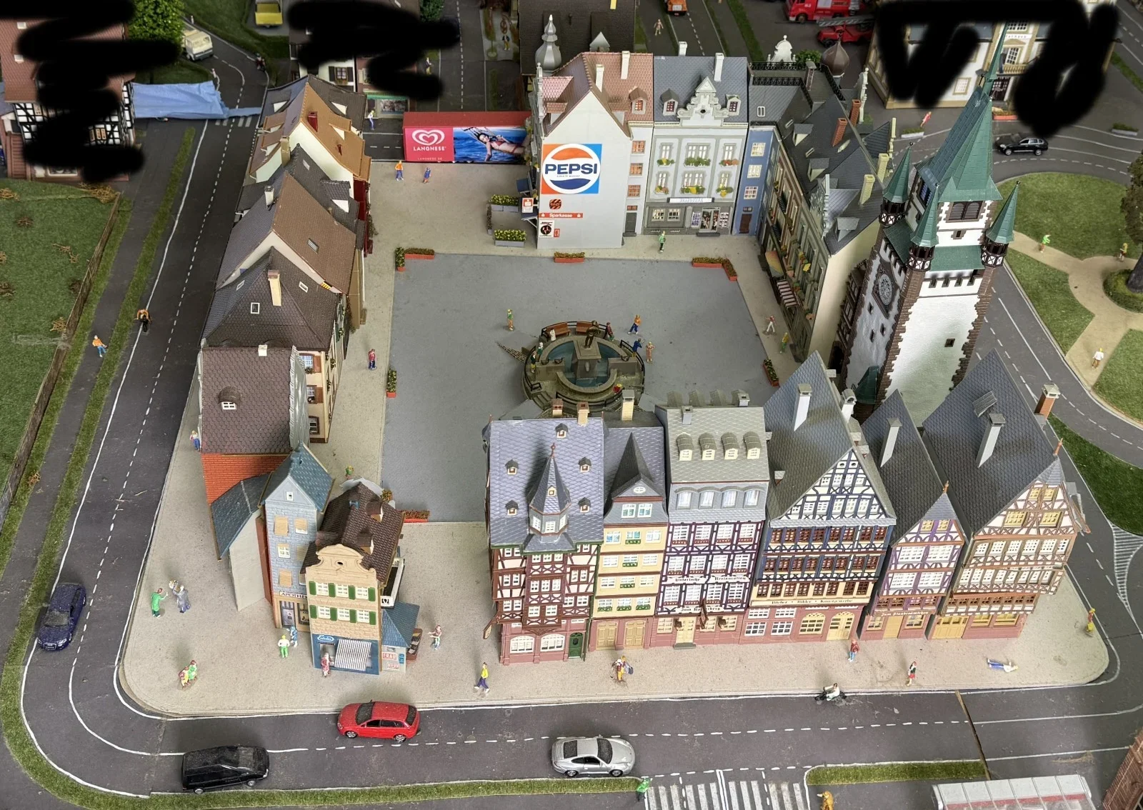 Modelleisenbahnanlage im Maßstab H0, Stadtviertel mit Gebäuden im Viereck und Figuren. historischer Marktplatz mit Fachwerkhäusern und einer Kirche. siehe Bilder, um Besichtigung wird gebeten