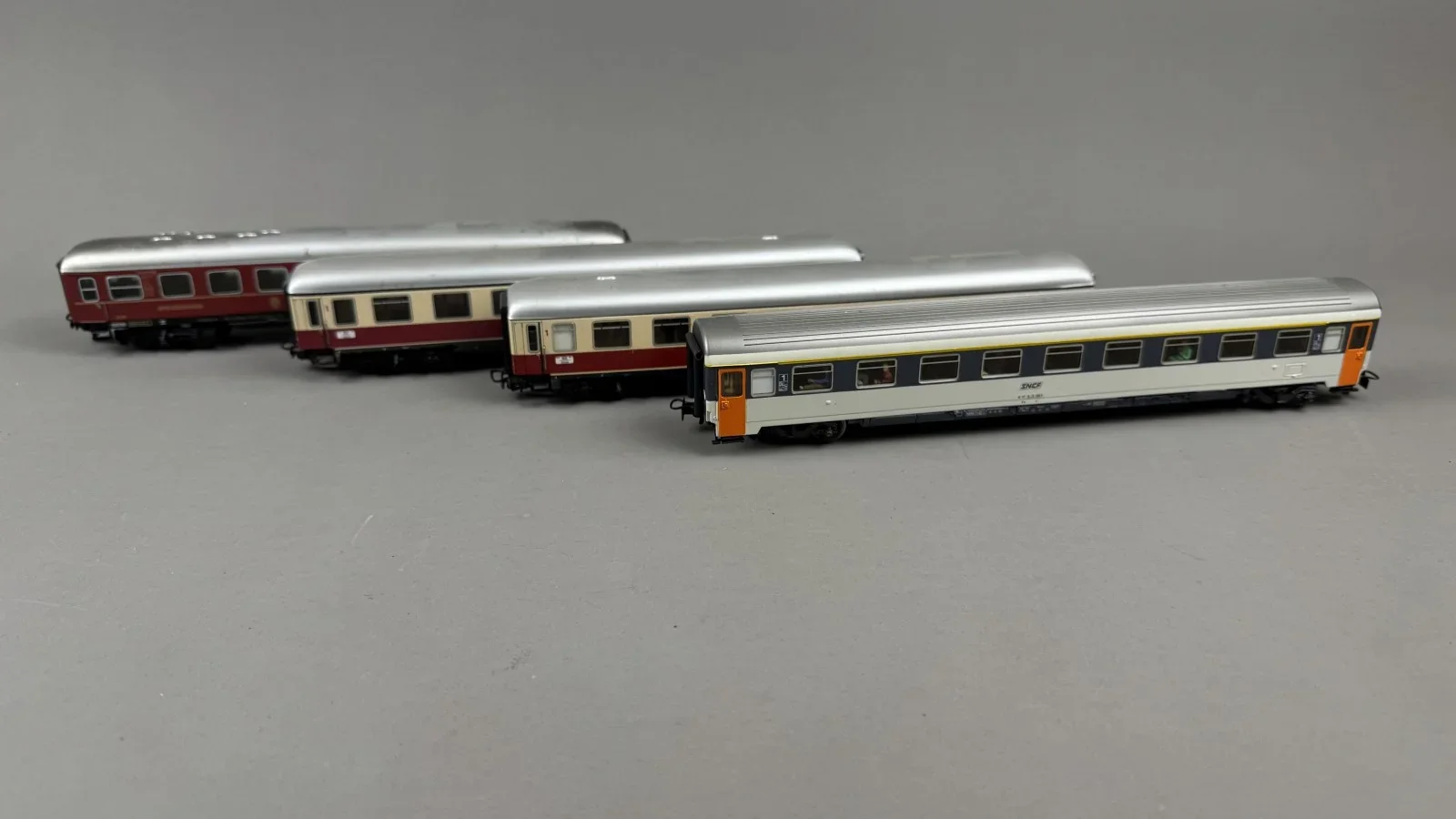 4 Stück Modelleisenbahnwagen. HO, siehe Bilder, um Besichtigung wird gebeten
