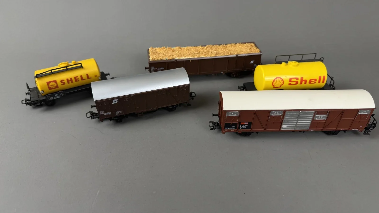 5 Stück Modelleisenbahnwagen. HO, siehe Bilder, um Besichtigung wird gebeten
