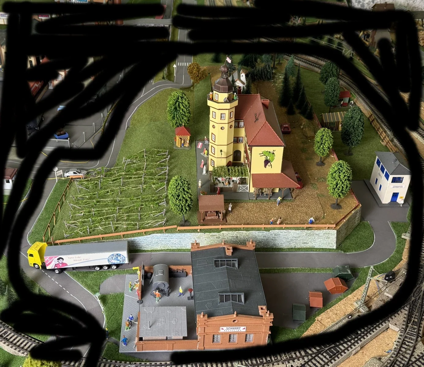 Modelleisenbahnanlage im Maßstab H0  Miniatur-Modellbahnanlage der Burg Landeskrone in Görlitz. 
Görlitzer Hausbergs inklusive des bekannten Aussichtsturms und der Gaststätte und Weinberg. mehrere Gebäude mit Figuren.  siehe Bilder, um Besichtigung wird gebeten