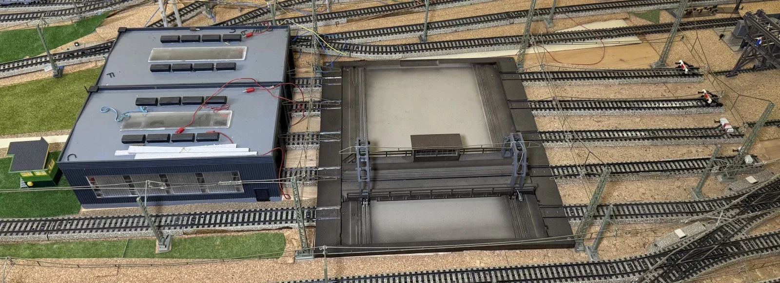 Märklin E-Lokschuppen und einer Schiebebühne, siehe Bilder, um Besichtigung wird gebeten