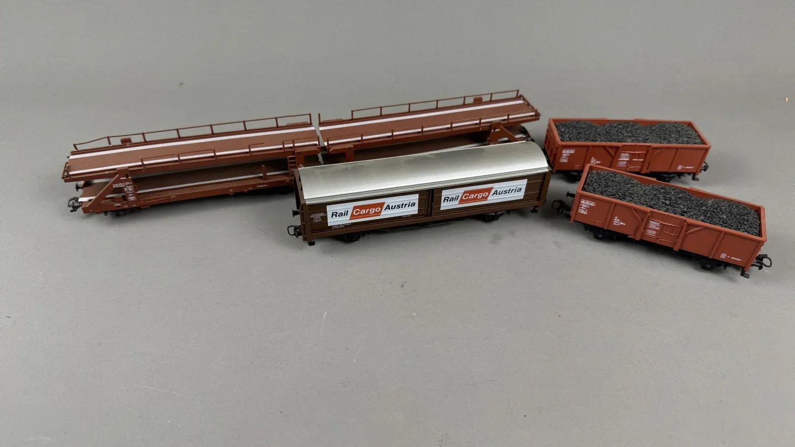 4 Stück Modelleisenbahnwagen. HO, siehe Bilder, um Besichtigung wird gebeten
