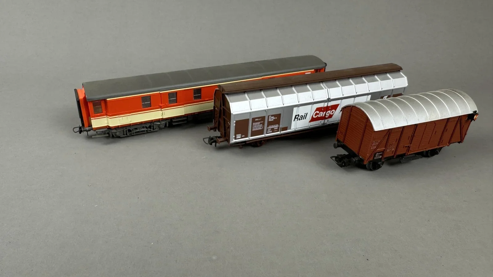 3 Stück Modelleisenbahnwagen. HO