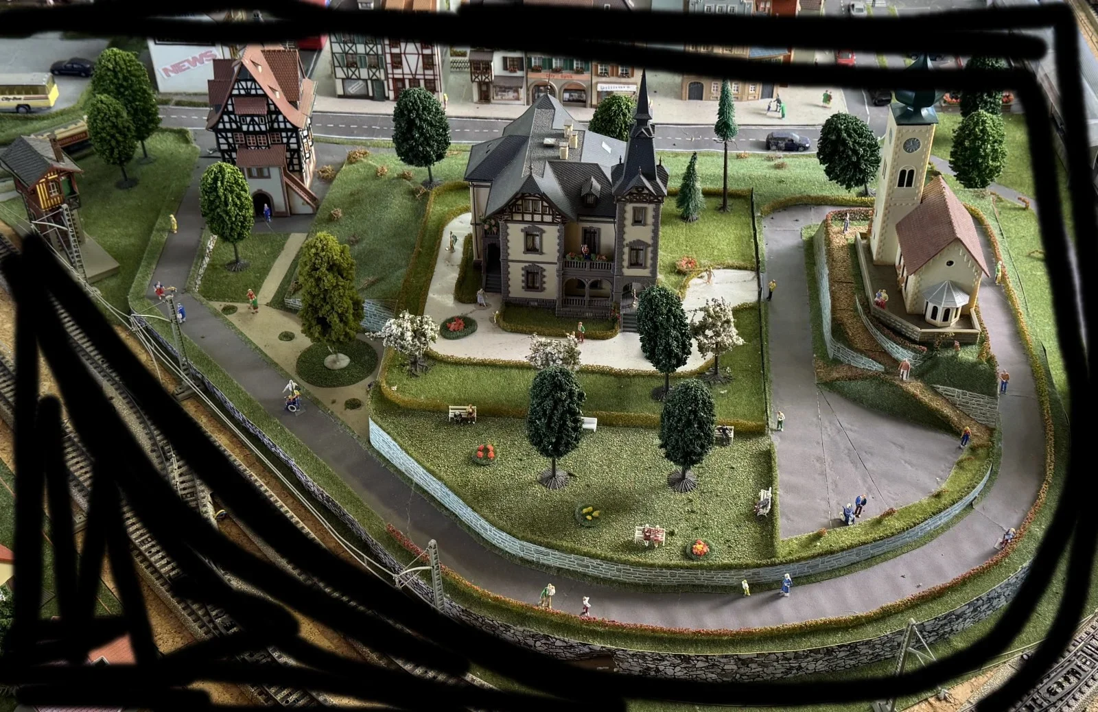 Modelleisenbahnanlage im Maßstab H0 mit einer zentralen Villa, Kirche und Fachwerkhaus. Komplettes Podest mit Figuren.  siehe Bilder, um Besichtigung wird gebeten