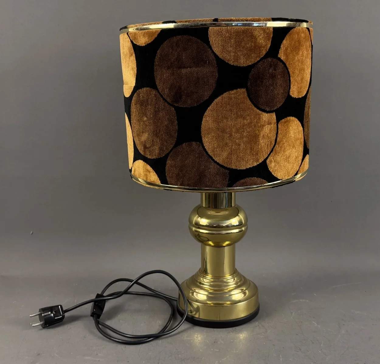  Vintage-Tischlampe im Hollywood Regency-Stil, Messingsockel und einen auffälligen Samtlampenschirm mit braunem und orangenem Kreismuster. H 55cm Dm. 33cm