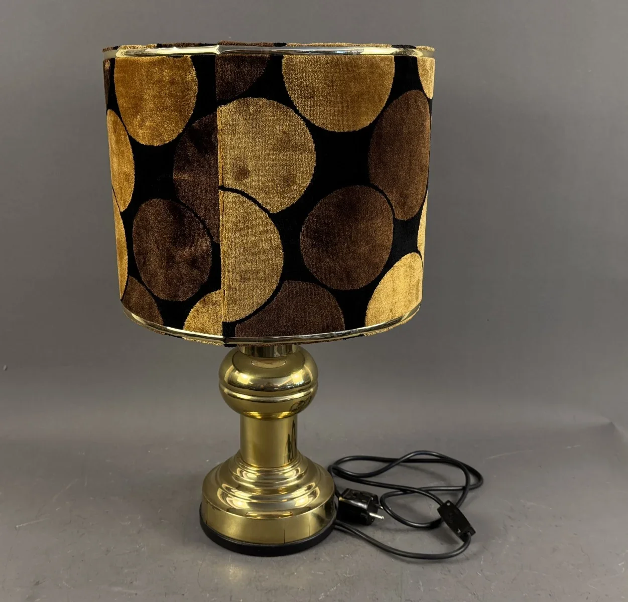 Vintage-Tischlampe im Hollywood Regency-Stil, Messingsockel und einen auffälligen Samtlampenschirm mit braunem und orangenem Kreismuster. H 55cm Dm. 33cm