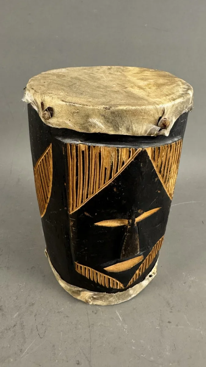 handgefertigte afrikanische Trommel, Holz, Fellbezug aus Tierhaut, H 23cm Dm. 14cm