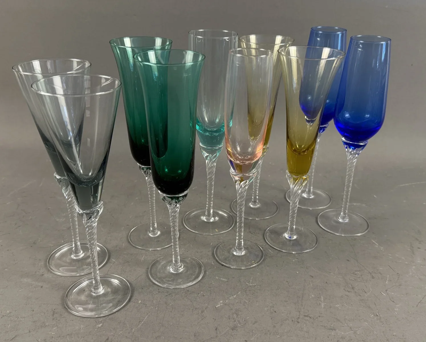 Set aus mehrfarbigen Champagnerflöten,  Murano, Italien, mundgeblasen.