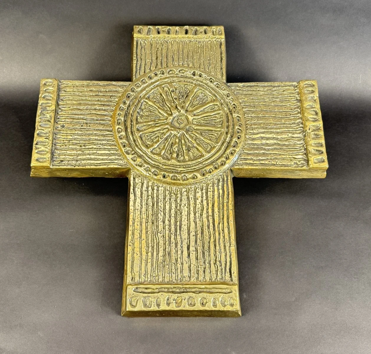Heinz Goll (Klagenfurt 1934-1999 Bogota) Kreuz, Messing, H 47 cm B 46 cm !! Dicke 3,5 cm 12 kg. !! Nr. 2 von 6 Stück, signiert, 4.09.1978, siehe Bilder