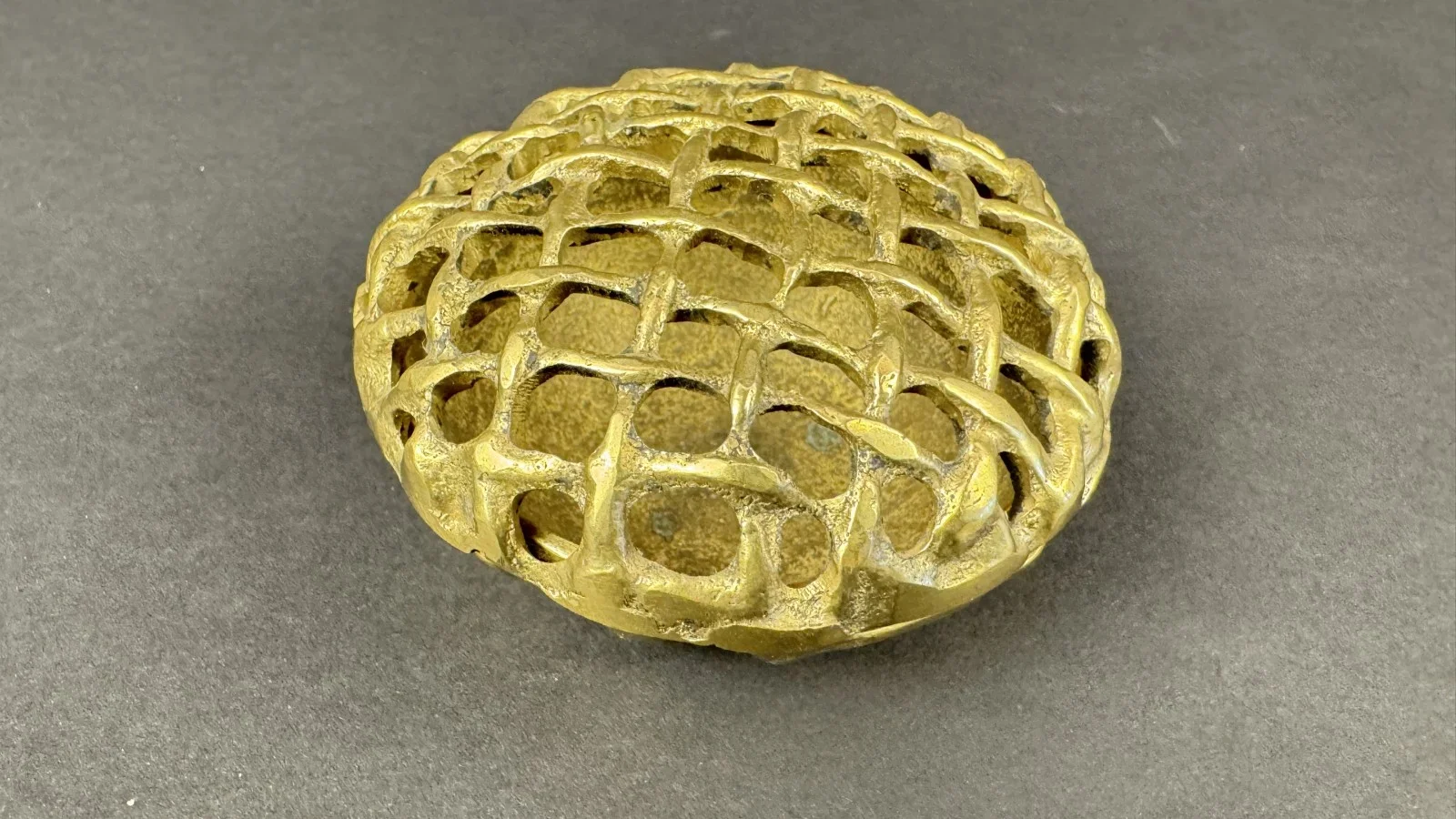 Heinz Goll (Klagenfurt 1934-1999 Bogota) Räucherschale mit Gittermuster, Messingguss, Dm.10cm H 7cm