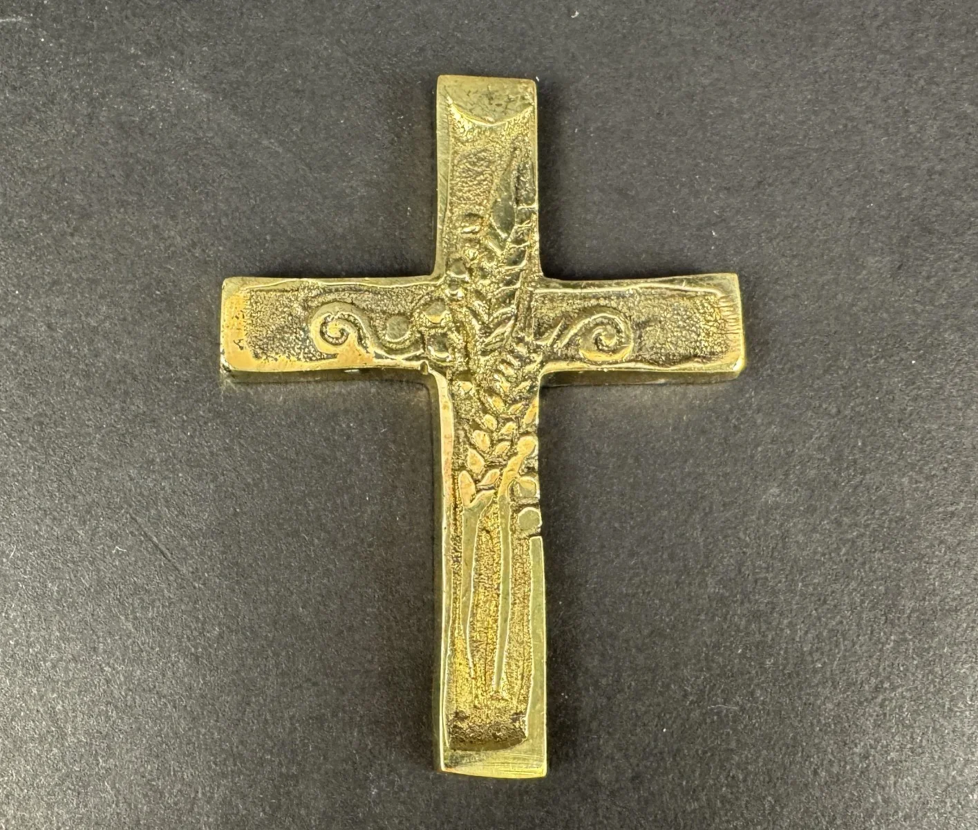 Heinz Goll (Klagenfurt 1934-1999 Bogota) Kreuz, Messingguss, erhabenes Relief, Getreideähren (Weizen), H10cm B 8 cm
