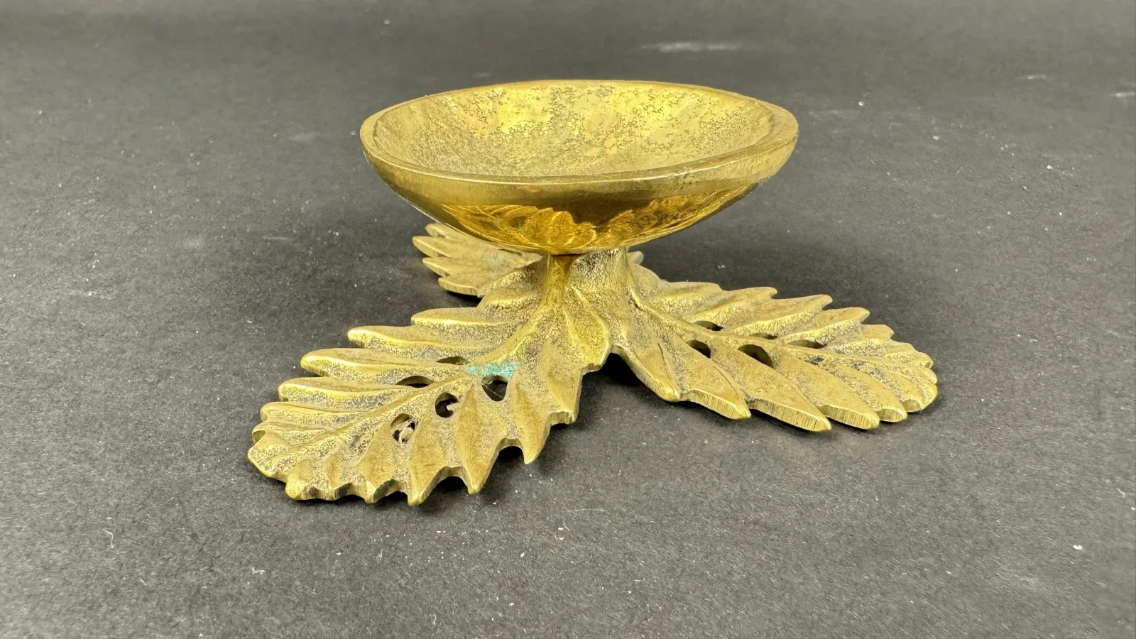 Heinz Goll (Klagenfurt 1934-1999 Bogota) Brutalistische Schale mit Blattfüßen, Dm. 10cm H 4 cm