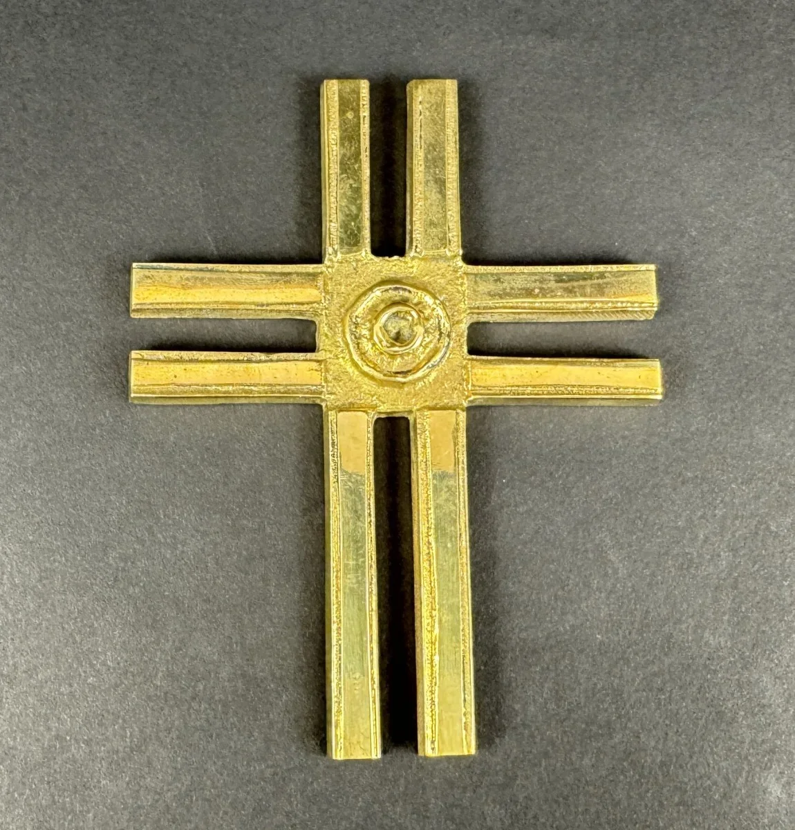 Sepp Schmölzer (Feldkirchen 1919-1999), Kreuz, Messing,  Gesamtmaß: 14x11 cm