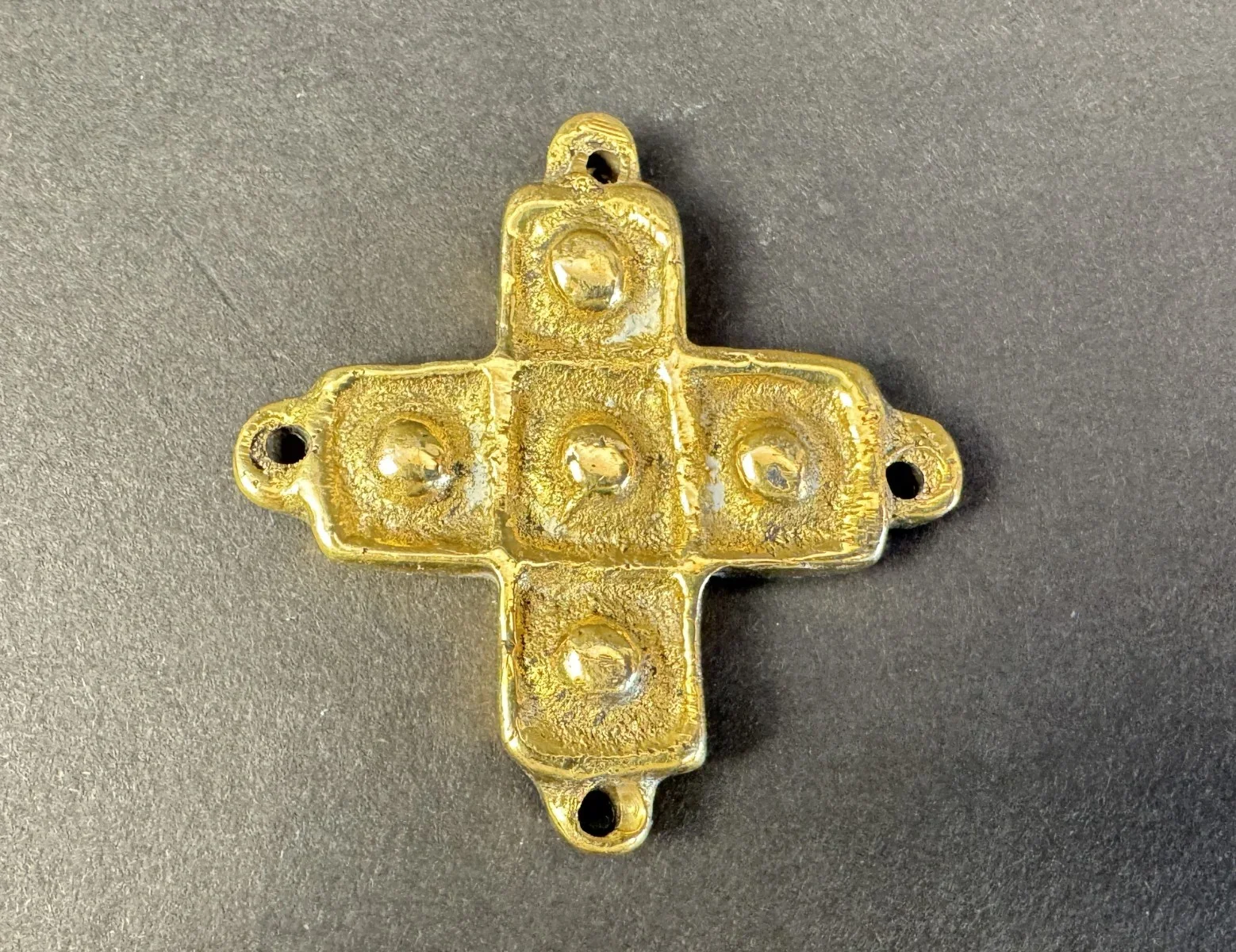 Heinz Goll (Klagenfurt 1934-1999 Bogota) Kreuz, Messingguss, 5,5x5,5 cm