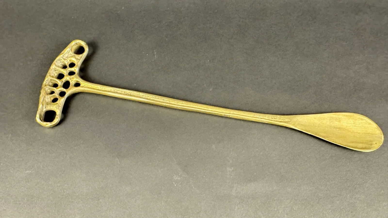 Heinz Goll (Klagenfurt 1934-1999 Bogota) Schuhlöffel, Messingguss, L. 39cm