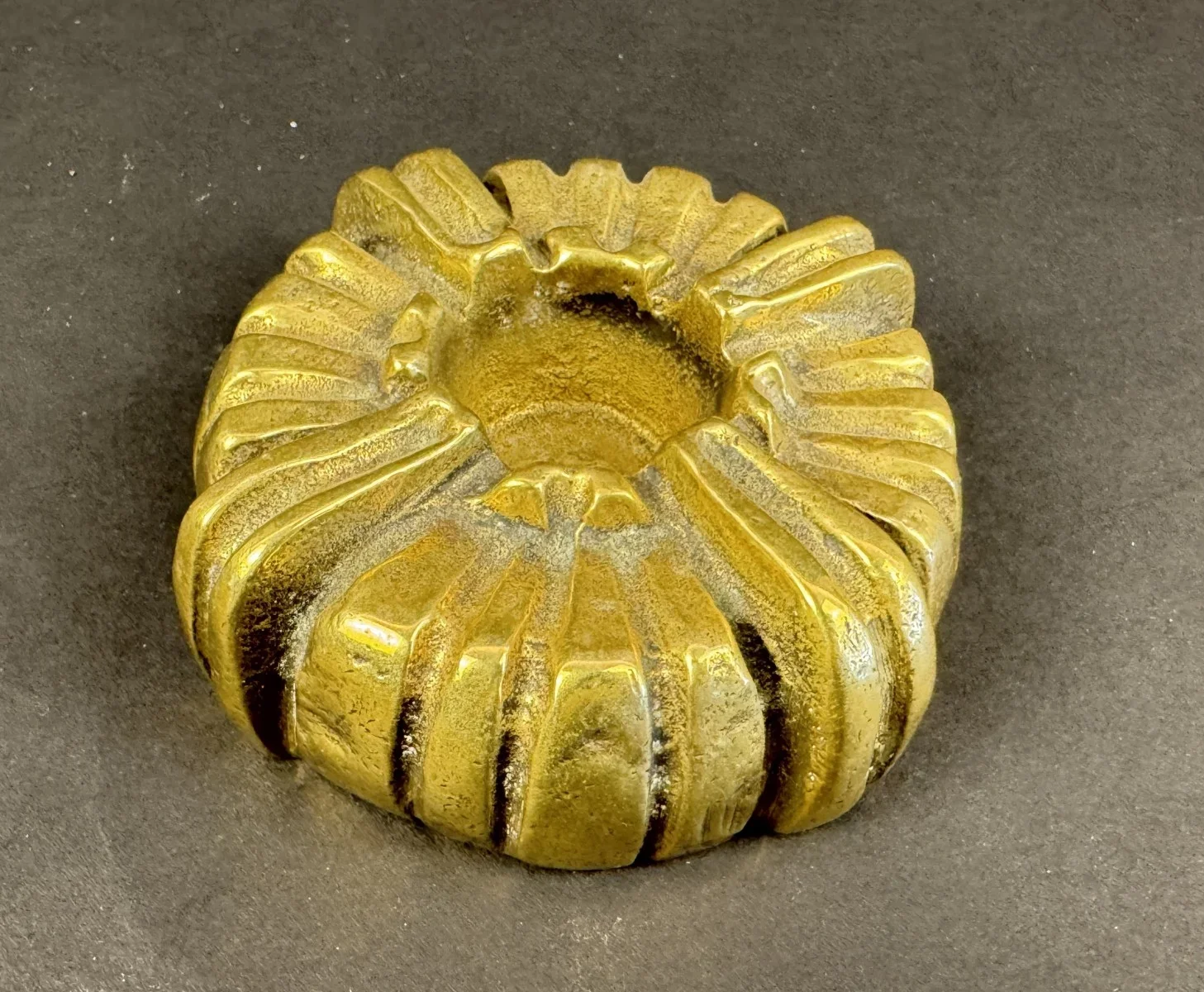 Heinz Goll (Klagenfurt 1934-1999 Bogota) Messinguss, Kerzenständer, Brutalismus-Stil, monogrammiert HG Dm. 11 cm