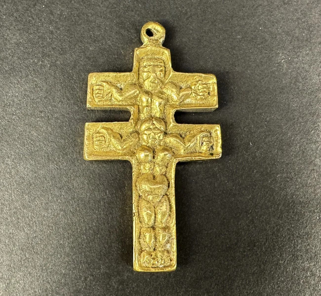 Heinz Goll (Klagenfurt 1934-1999 Bogota)  Kreuz "Liebe Leben Verboten", Höhe 8 cm Messingguss.