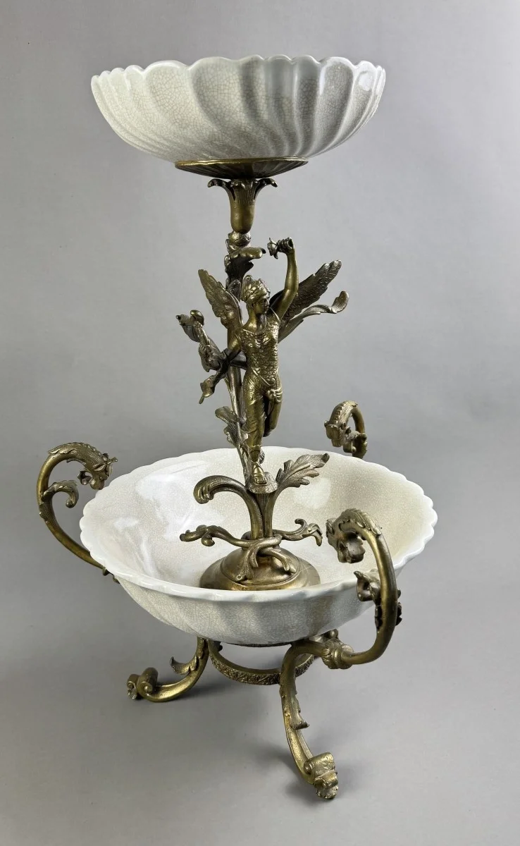 Vintage Etagere in Weis und Bronze, Marke „WL 1895“, detaillierte Bronzefigur im Barockstil, H 55 cm Dm. untere Schale 37cm Dm. obere Schale 22 cm