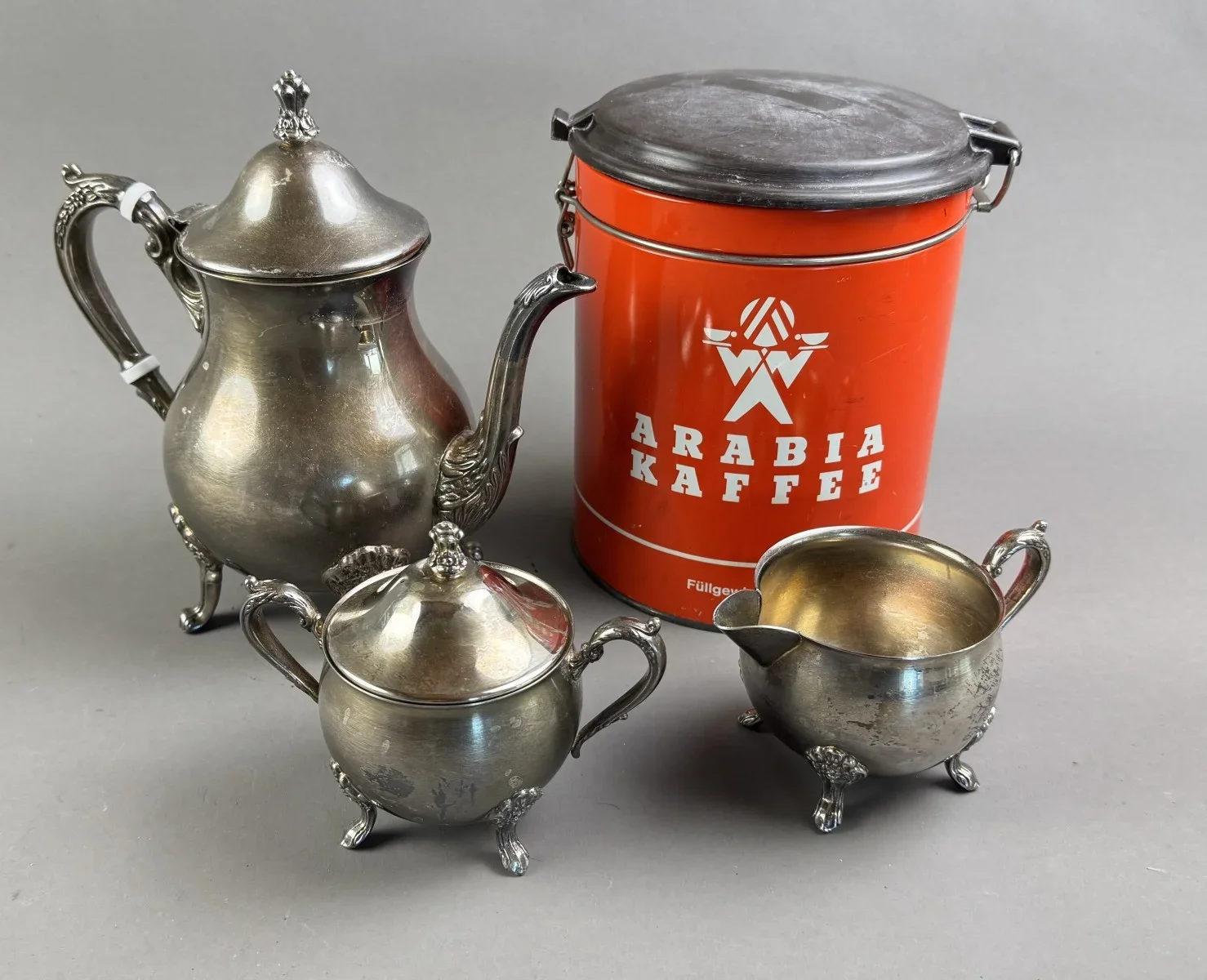Versilbertes Service mit Arabia Kaffee Dose