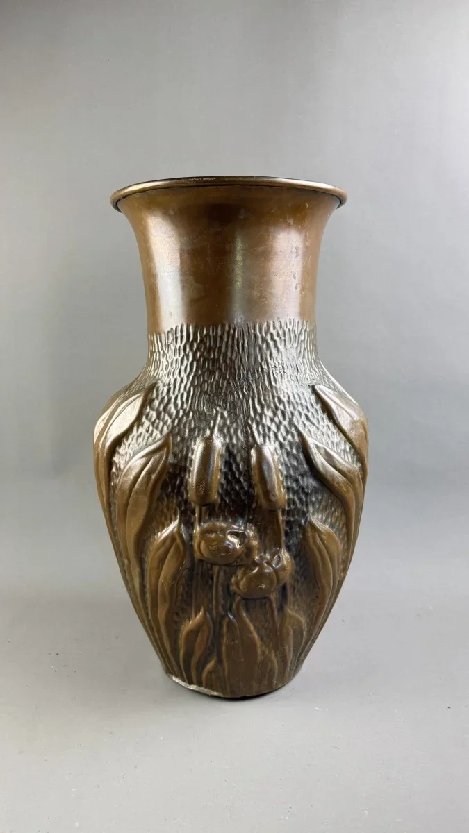 Bronze - Vase mit Blattdekor und Textilstruktur, H 55cm
