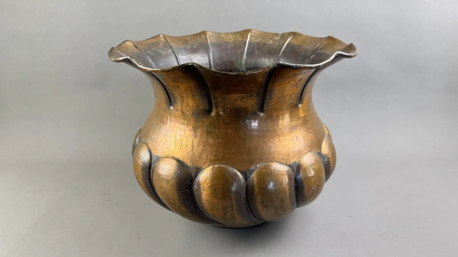 Bronze Pokal-Vase mit Blattwerk-Dekor, H 30cm