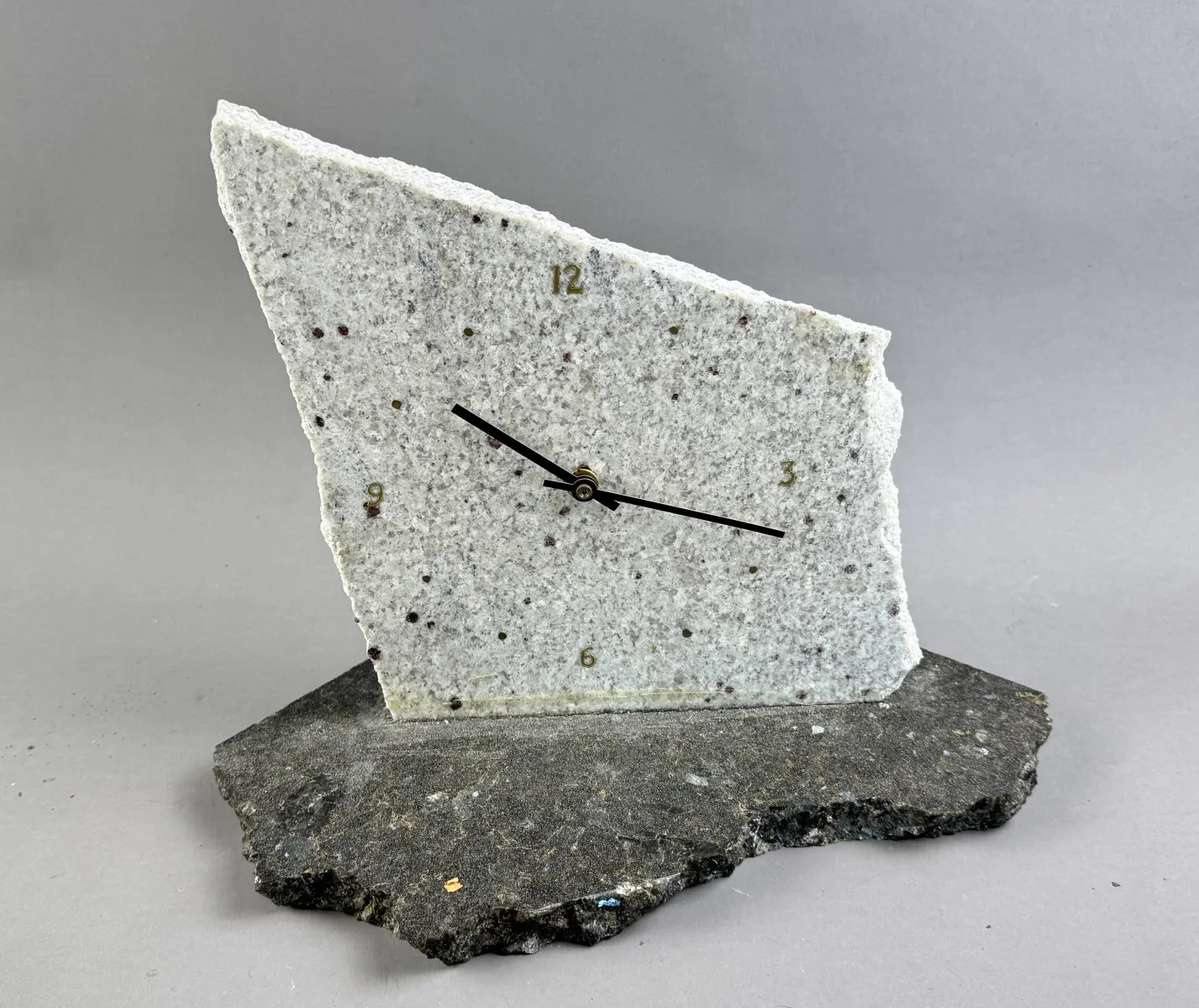 Granitstein-Wanduhr mit Messingziffern, L 35cm H 27 cm