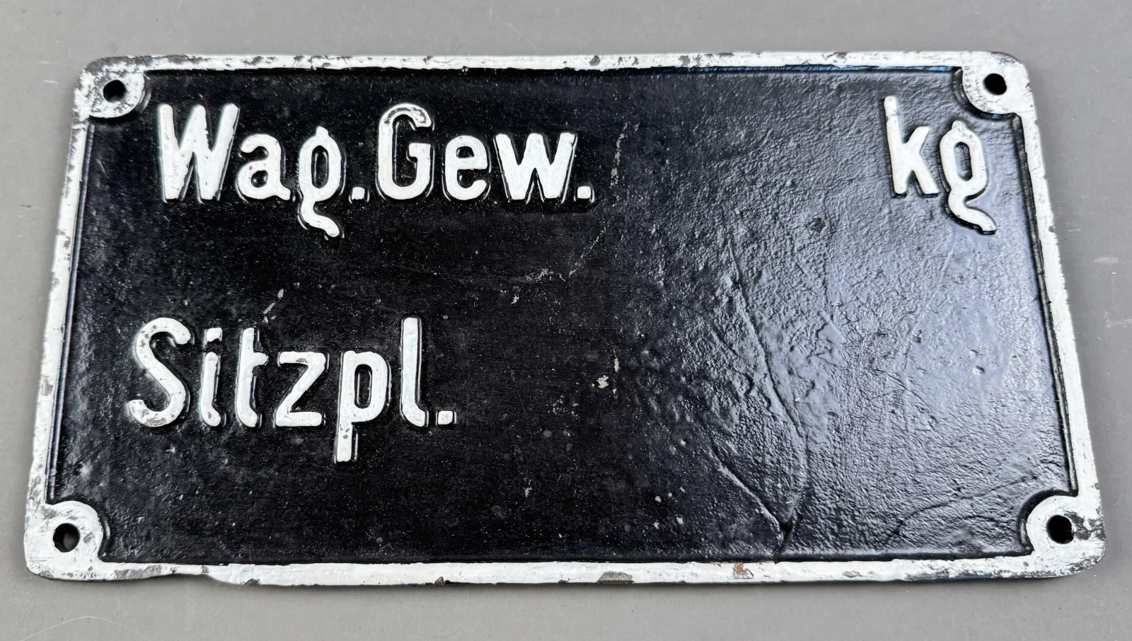 antikes Eisenbahn-Waggonschild, Gusseisen, Wap.Gew. Sitzpl., um 1920, 29x15 cm
