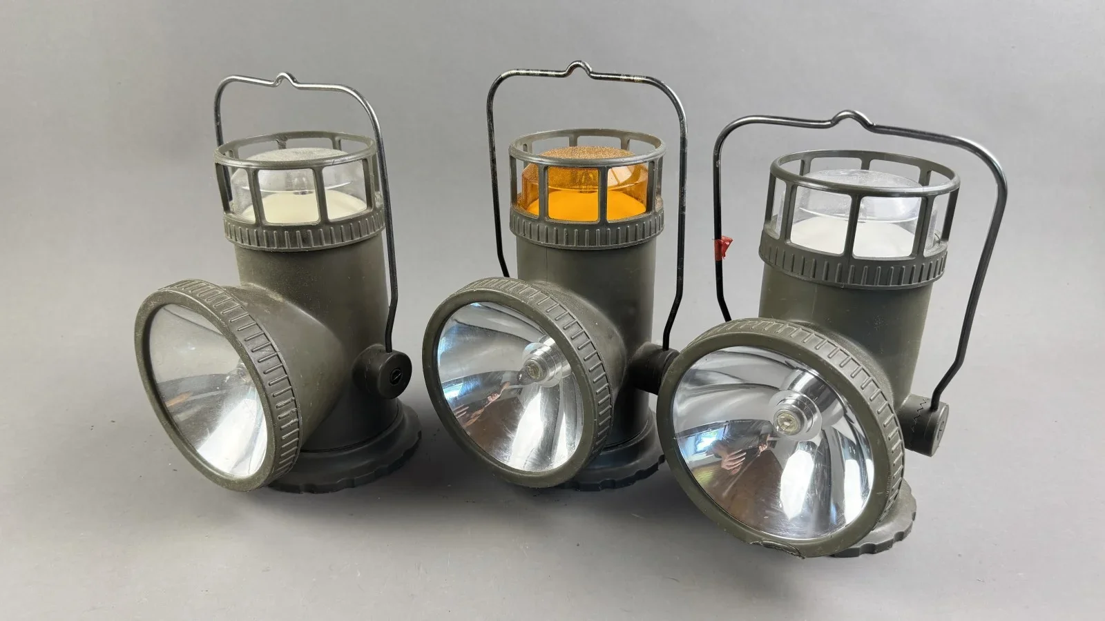 Drei Vintage Militär Laternen mit Reflektoren