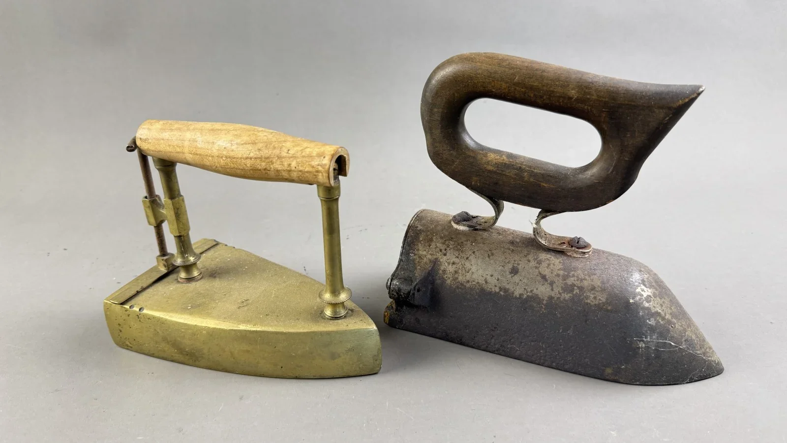 Sammlung antiker Bügeleisen aus Messing und Eisen