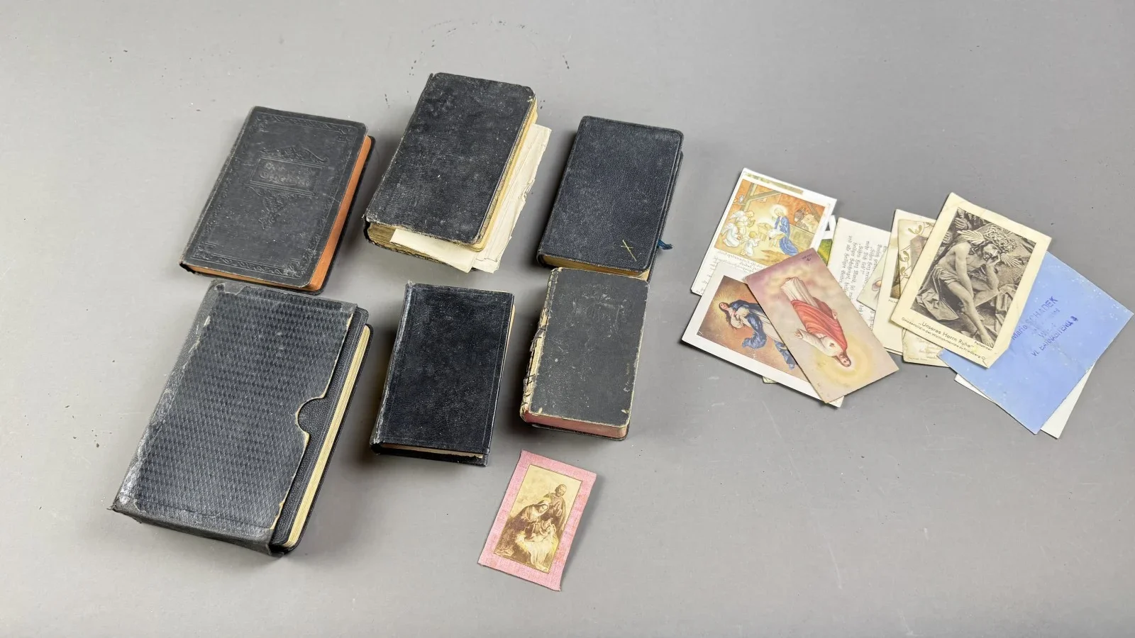 Sammlung alter Gebetbücher und religiöser Bilddrucke