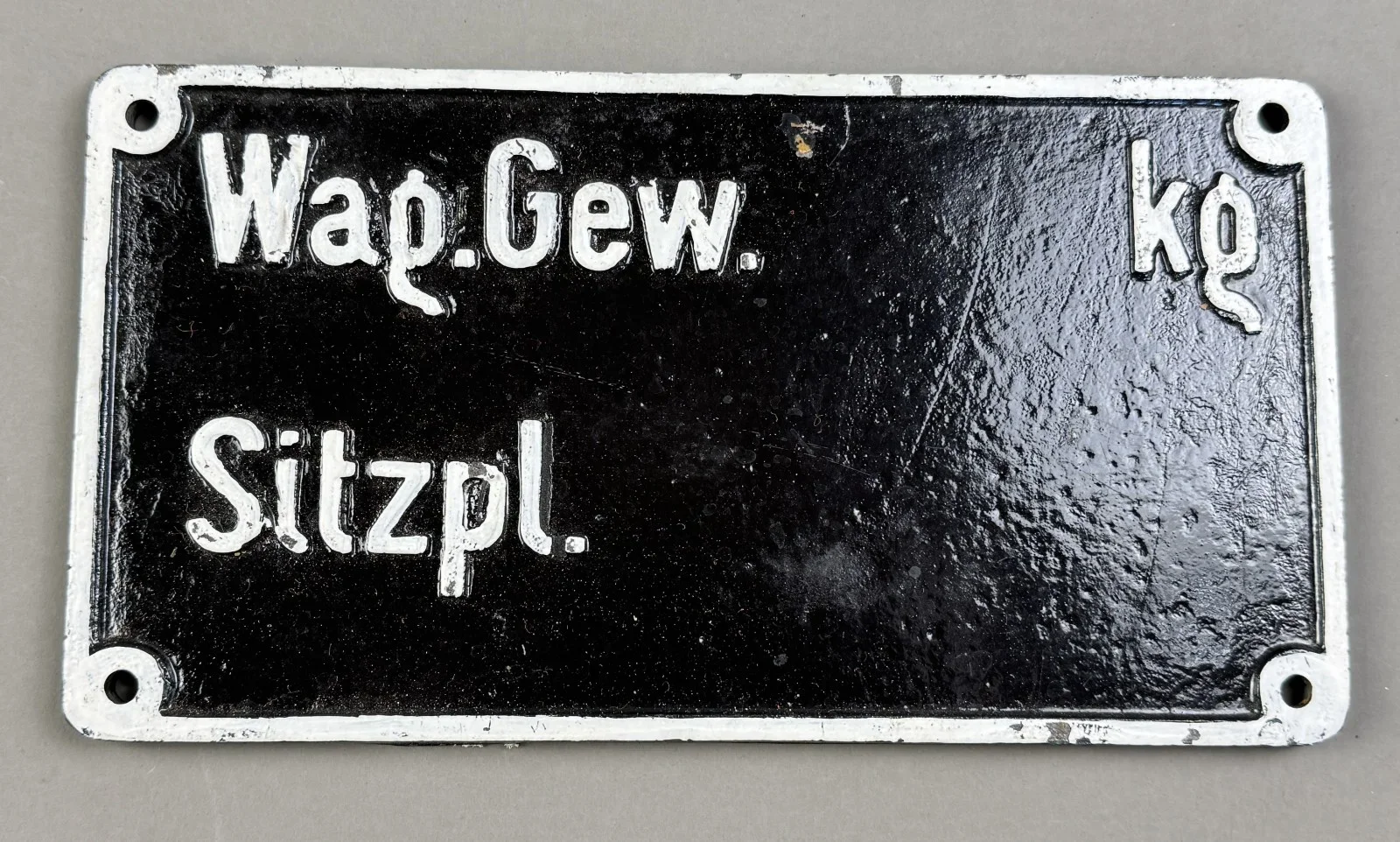 antikes Eisenbahn-Waggonschild, Gusseisen, Wap.Gew. Sitzpl., um 1920, 29x15 cm