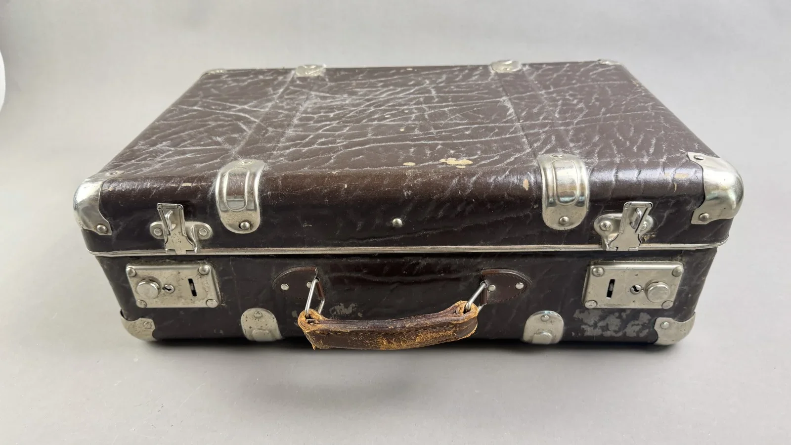 Antiker Koffer mit Metallbeschlägen, braun, 46x30 H 15cm