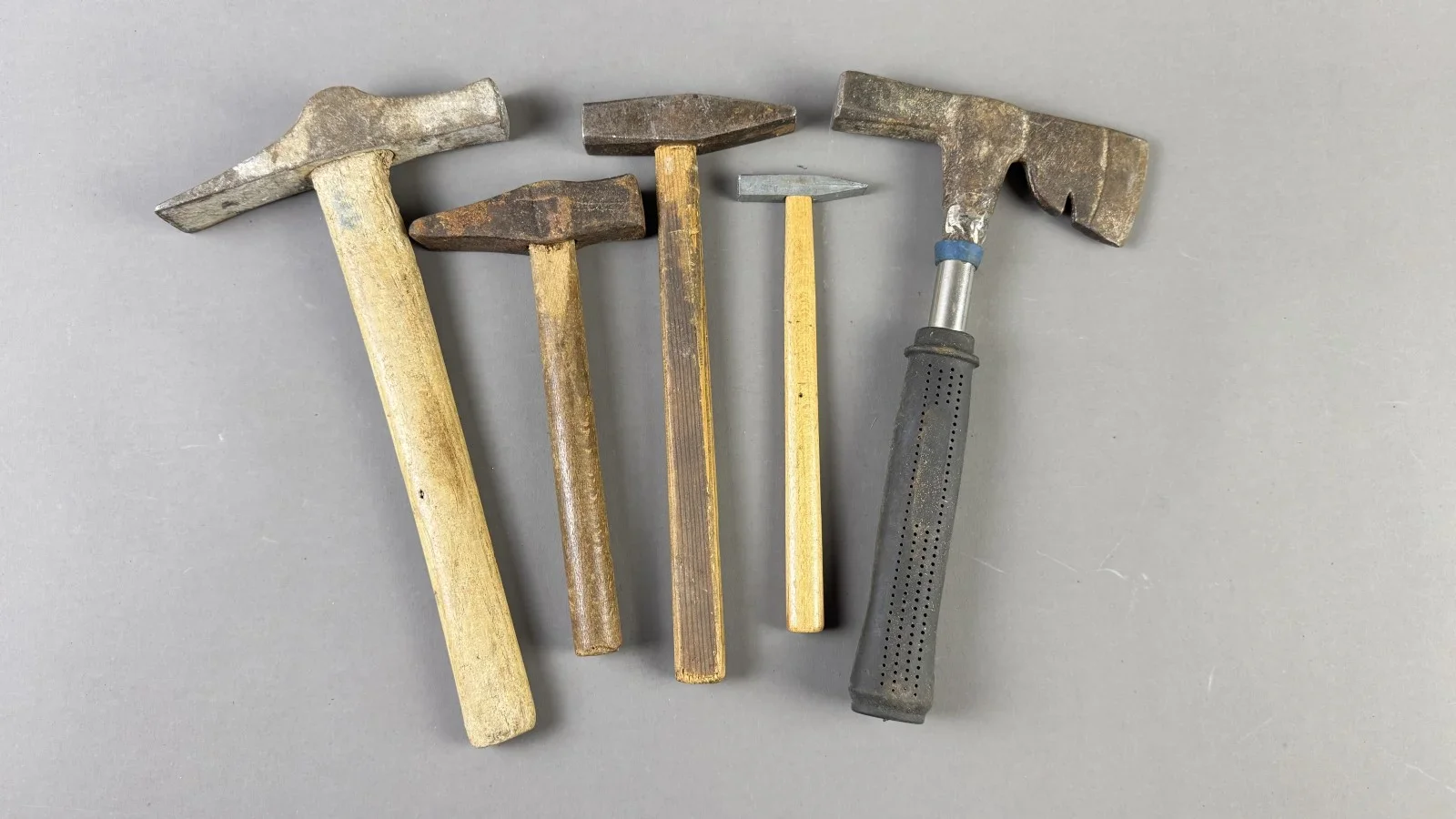Werkzeugsammlung mit fünf Hämmern 