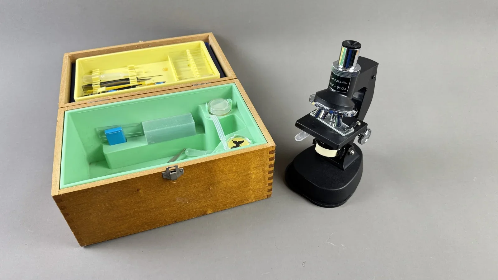 Revue Mikroskop 100x-900x mit Zubehör, Holzkasette