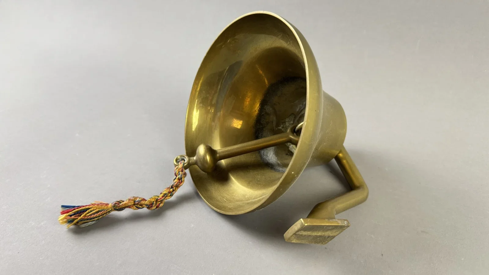Messingglocke mit Klöppel und Kordel, Wandhalterung Dm. 15 cm H 15 cm
