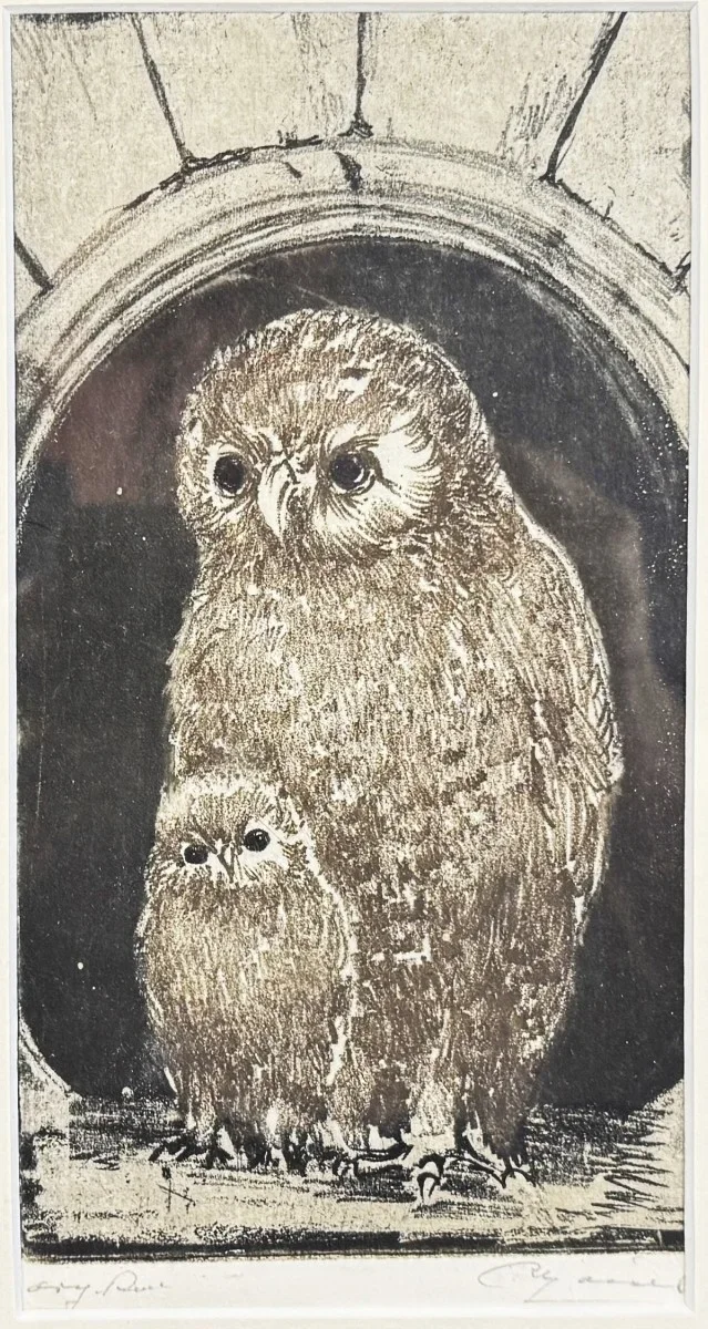 Wilhelm Loisel (geb. 1914 Radsberg/Kärnten, Ausbildung an der Wiener Akademie unter Larwin und Fahringer), "Eule mit Nachwuchs", signiert, Radierung, Bildmaß: 11x20 cm, verglast, gerahmt, Gesamtmaß: 26x35 cm