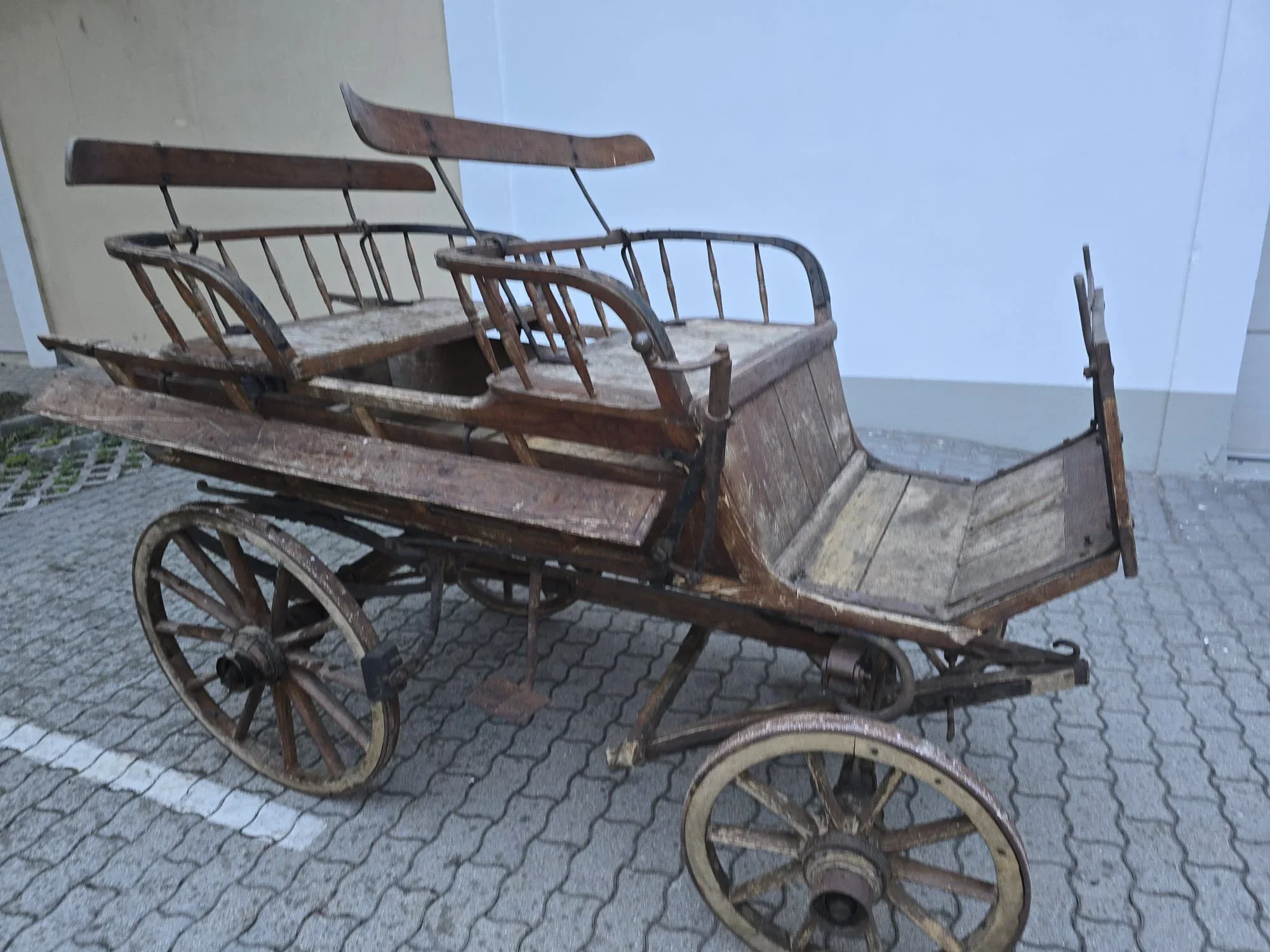Historischer, zweiachsiger Bauernchaise - bäuerlicher Kutscherwagen. Das Gefährt besitzt eine traditionelle Holzstruktur mit zwei gegenüber- oder hintereinander angeordneten Sitzbänken, gedrechselten Rückenlehnen und vier Holzspeichen - Rädern mit Eisen. Ideal für Brauchtumsvereine oder Hotels. Länge 2,26m Höhe 1,50 m Breite 1,20m 