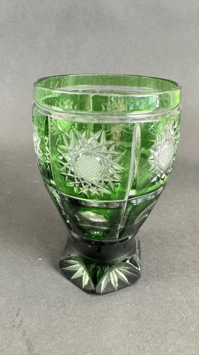 Grünes Bleikristallglas mit Sonnenblumenmotiv, H 13cm